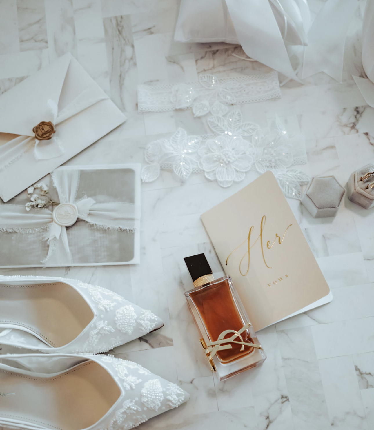 Detalles de preparación para una boda