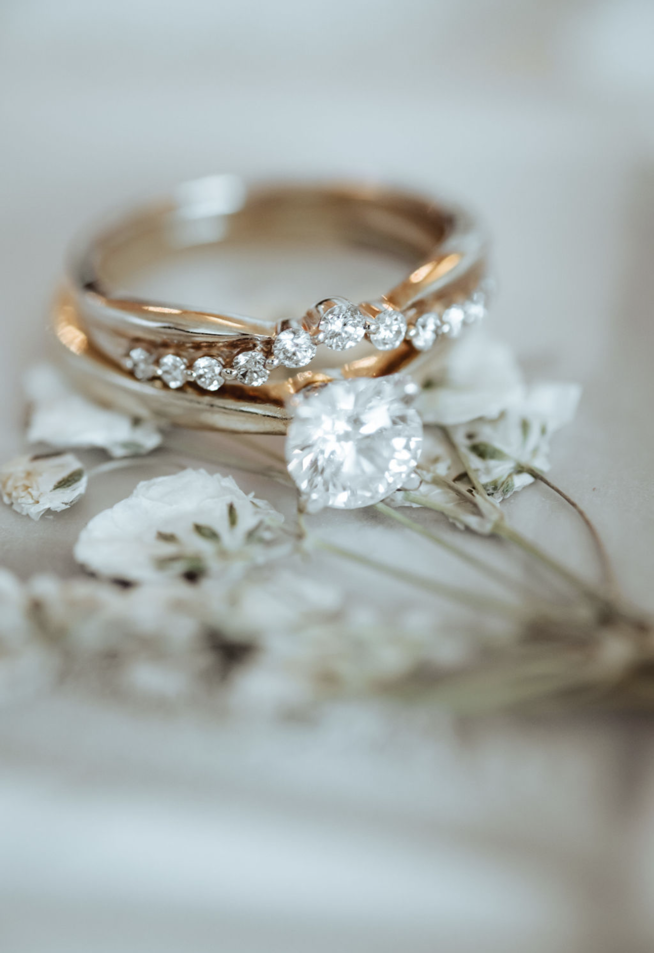 Detalle de anillos de boda