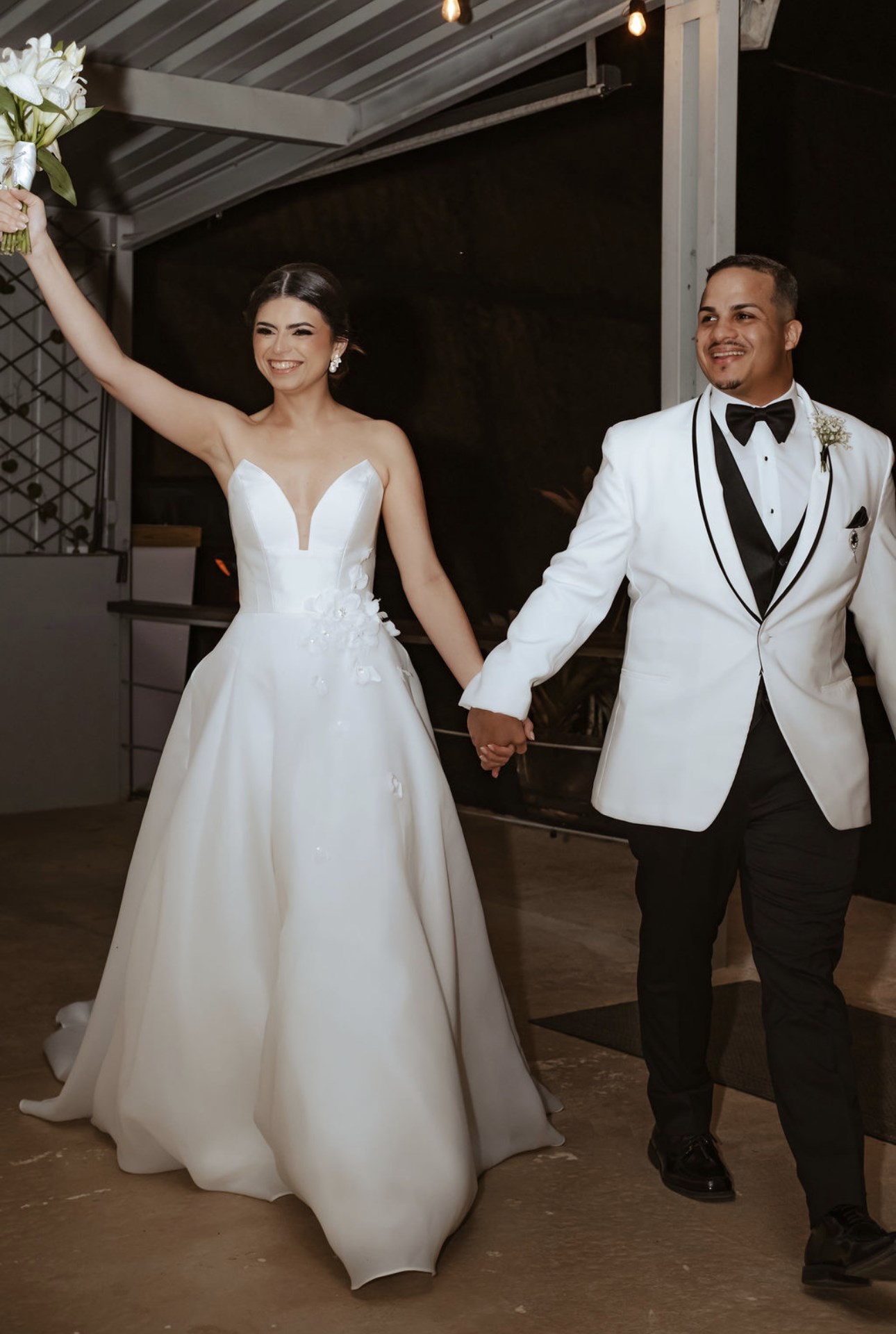 Pareja celebrando junto a sus invitados