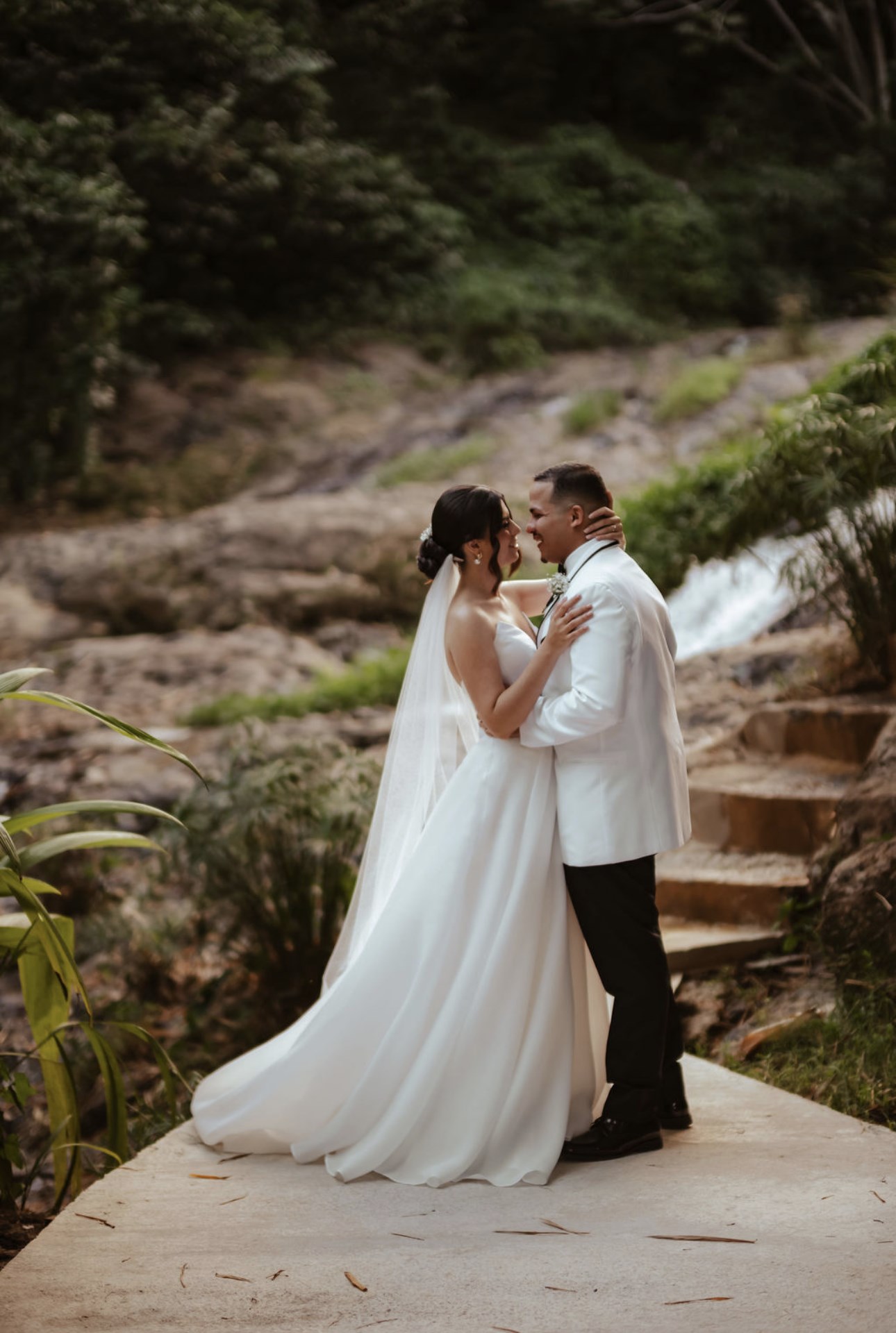 Pareja de recién casados compartiendo un momento especial