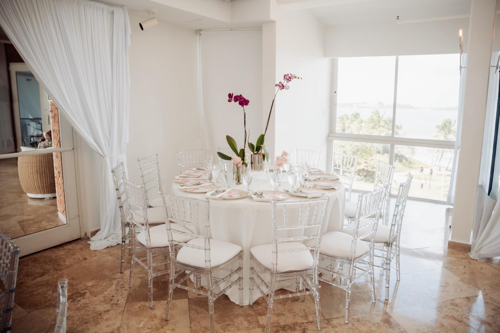Mesa de celebración decorada con elegancia