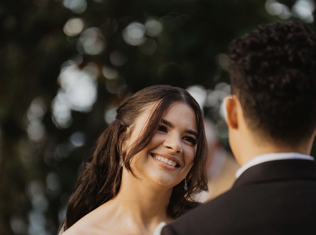 Novia sonriendo a su pareja durante la ceremonia